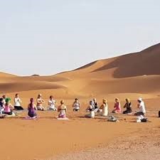 Yoga dans le désert