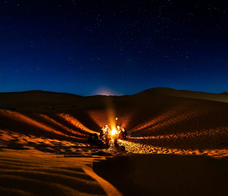 Nuit étoilée autour du feu de camp
