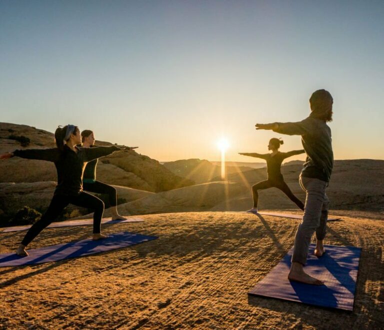 Seance de yoga dans le désert - Grain de sable du Maroc