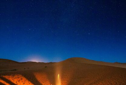 Feu de camp sous un ciel étoilé - Grain de Sable du Maroc