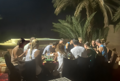 Soirée animée au bivouac fixe de la palmeraie - Grain de Sable du Maroc.
