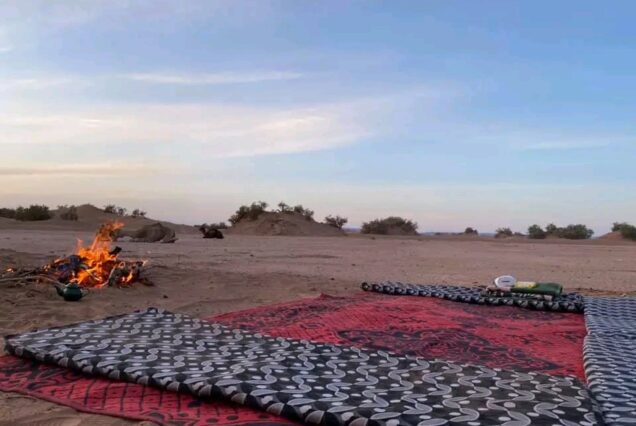 Installation du bivouac dans le Sahara