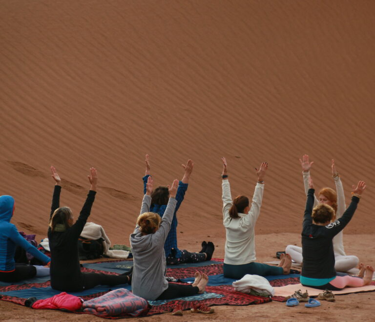 Yoga à l’aube dans le désert marocain