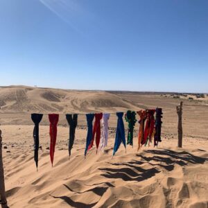 Sur la route de Chegaga - stand de chaches tenu par un Nomade