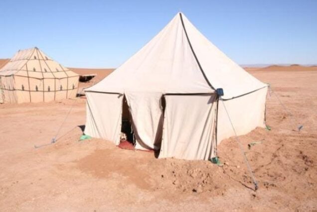 Tente de bivouac nomade spacieuse pour 4 personnes avec tapis berbère, matelas et couvertures confortables - Grain de Sable du Maroc.